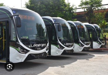 Cérémonie de remise officielle de bus aux clubs